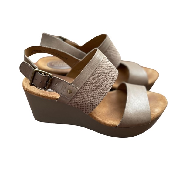 Clarks Shoes - Clarks Artisan Sage Taupe Leather Snake Emboss Caslynn Kat Wedge Sandals Size 9